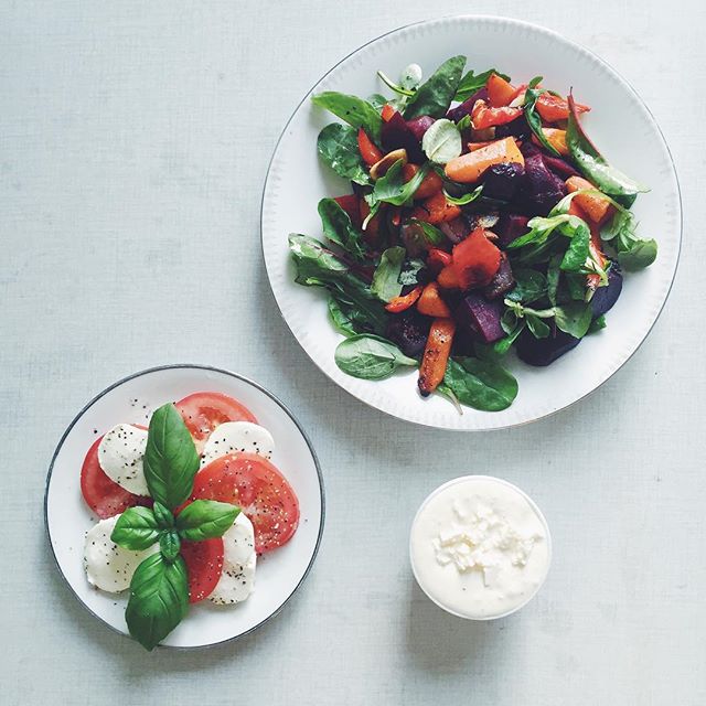 DINNER FOR CHAMPIONS. 😍💯 Caprese med tomat, mozzarella och basilika. 🍃 Till det en sallad med ugnsrostade grönsaker (morot, rödbeta, paprika, lök) och en fetaostkräm. 10/10 👏 #hejblekkäter