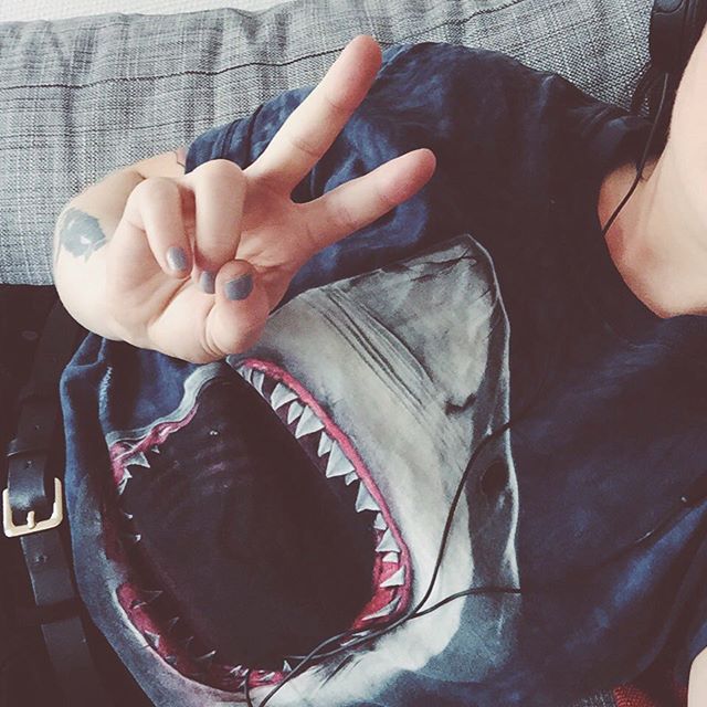 Jag och sharky shark ligger och vilar och kontoret och så regnar det ute. Är en sån pluviophile.