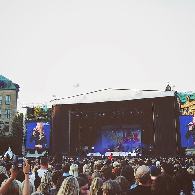 Någon kastade tomater upp på Zara Larssons scen. Zara ba: "Fint ändå, han har ändå tagit sig tid att köpa tomater."
.
BOW DOWN BITCHES 🙏