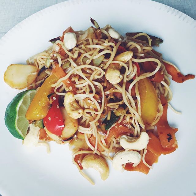 Paradise Hotel + wok med chiliolja (man kan göra egen), sesamfrön och cashewnötter. #hejblekkäter #vadveganeräter Nöjd med första avsnittet, nästa om 50 min ppl