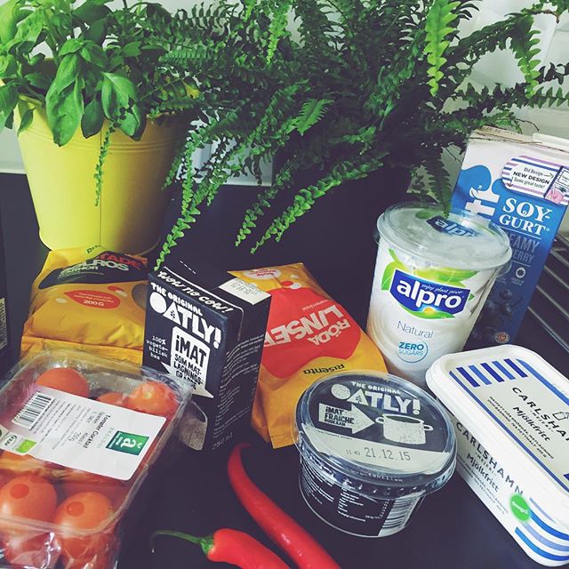 Tiden är kommen. 🍃 Om man ska ta och bli vegan ändå. Länge känt att jag inte kan försvara att äta vegetariskt rent etiskt. Kriget i huvudet! För mig har det alltid varit huvudskälet, klart att jag kan bry mig om hälsa och miljö, men den etiska aspekten är överhängande och avgörande. 👊 Langa veganbloggar smartos! ❤️ #hejblekkäter