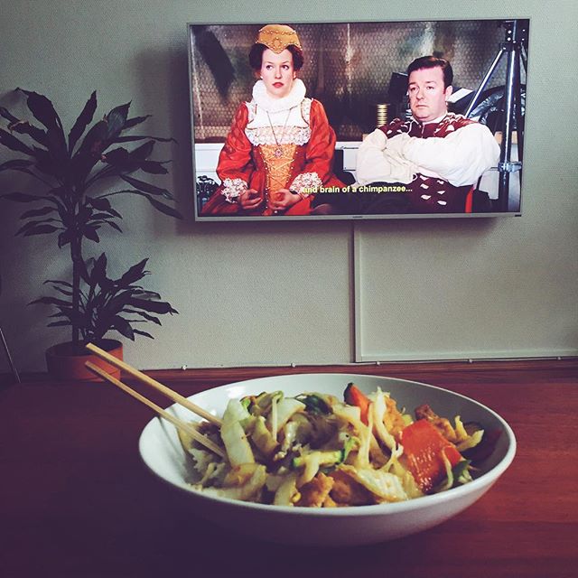 Lunch: japansk teriyaki och Extras! 🙌 Extras är, om möjligt, ännu roligare än The Office. Tror aldrig jag skrikskrattat så här mycket. Dialogen är helt fantastisk. Favoritavsnitt: Kate Winslet och Samuel L Jackson.