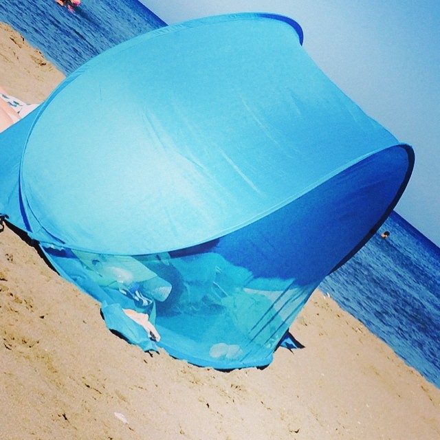 Det allra senaste är att helt enkelt bosätta sig på stranden 😂