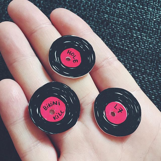 Sitter och gör små, söta vinylpins! Vilka band/artister vill ni ha en pin med? 🙌